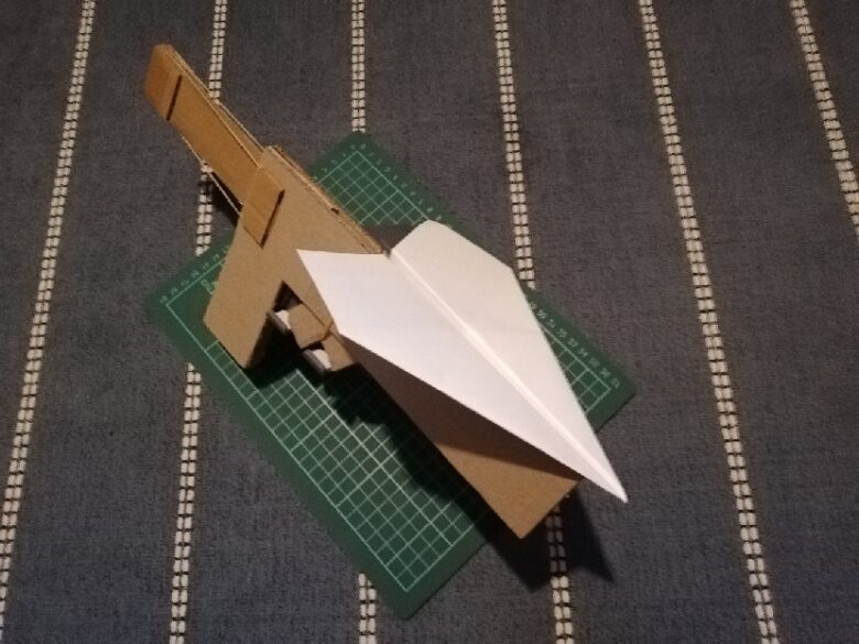 紙飛行機を飛ばそう 段ボールシューターの作り方を解説 ベビセフ